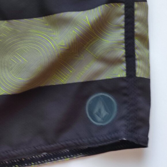 Volcom board short men's size 30 olive green black white stripes pattern - Picture 7 of 11